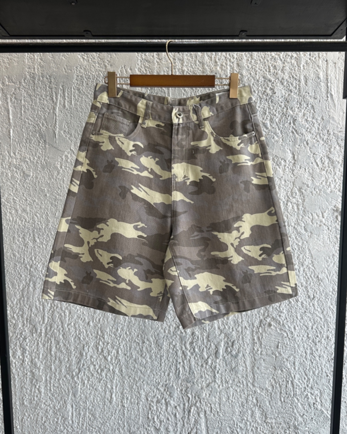 lc-381e00bad054875b3d227ec038a80bef.jpg M Jean camouflaged short - Image 1